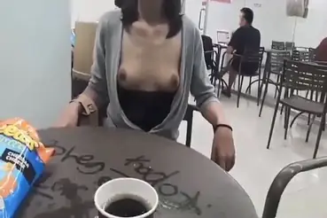 Aksi Nekat ABG Pamer Payudara di Sevel Jadi Viral poster