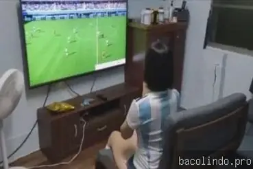 Asyik Main Ponsel Malah Digarap Kasar Pasangan poster