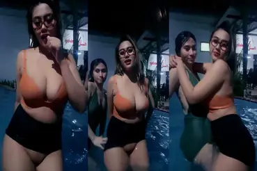 Miya Bareng Teman Dekat Pamer Tubuh Montok poster